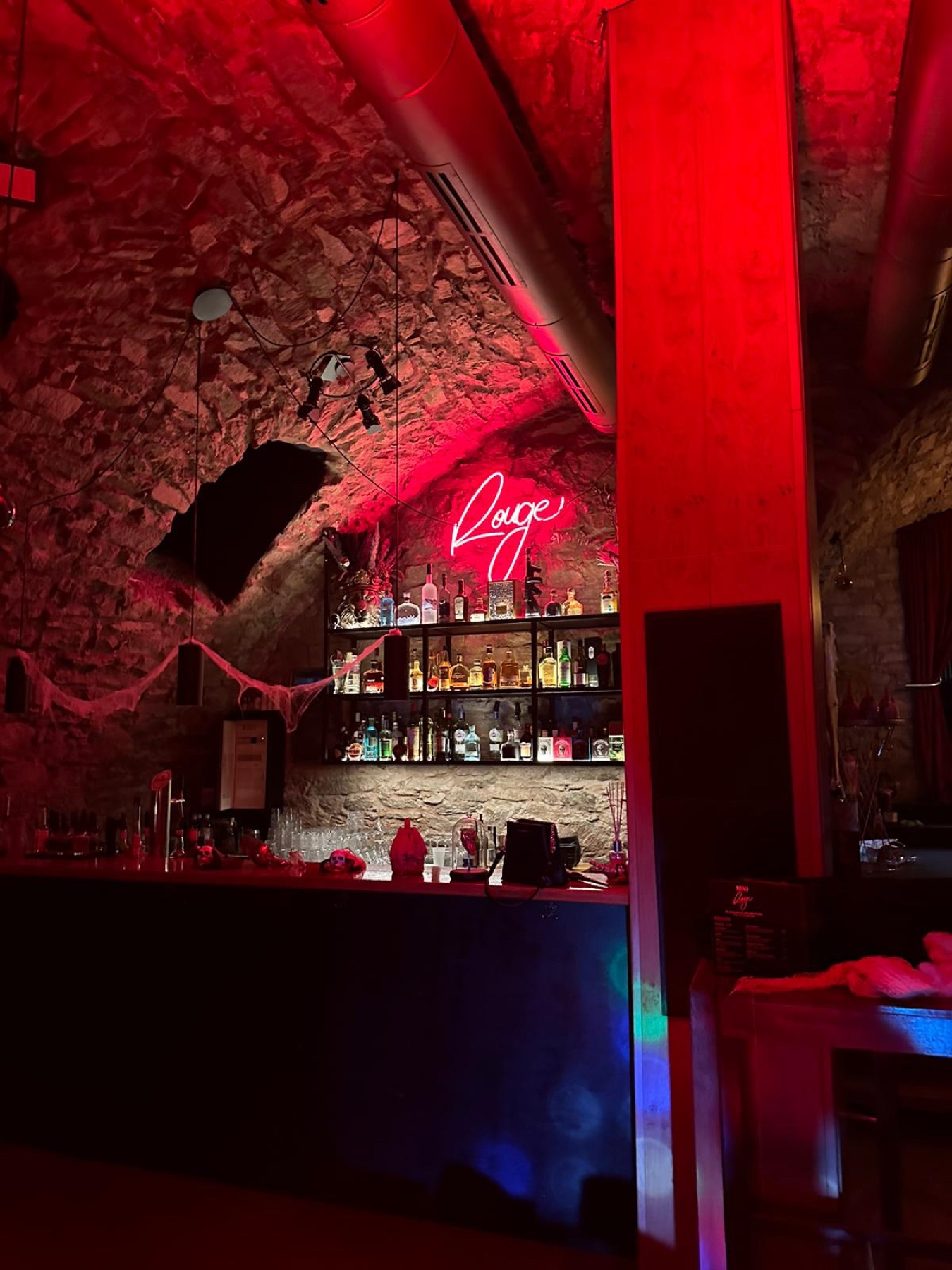 Bar Rouge – Gewölbekeller mit Rouge Neon